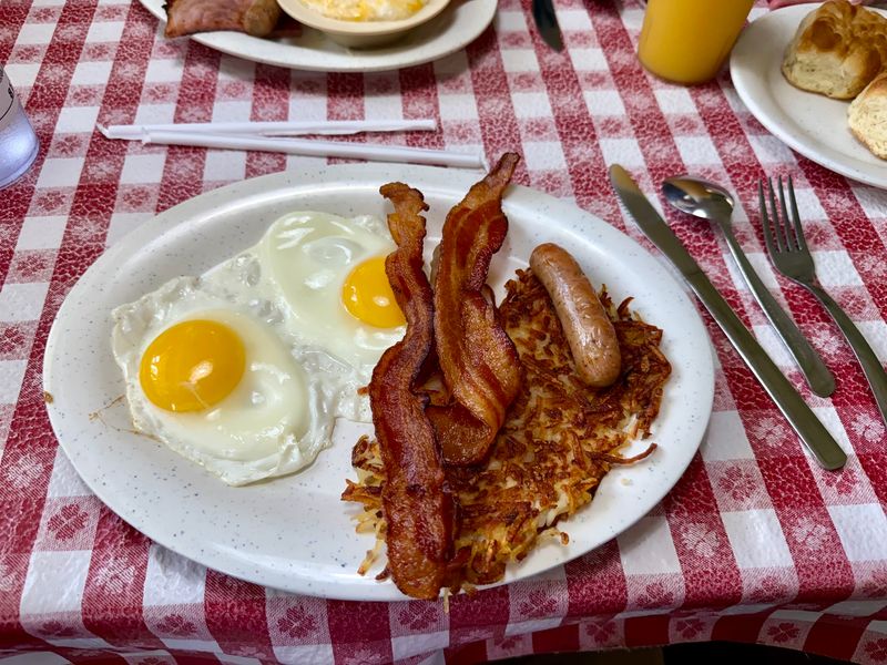 Roosters Cafe: Rise and Shine, Brooksville Style