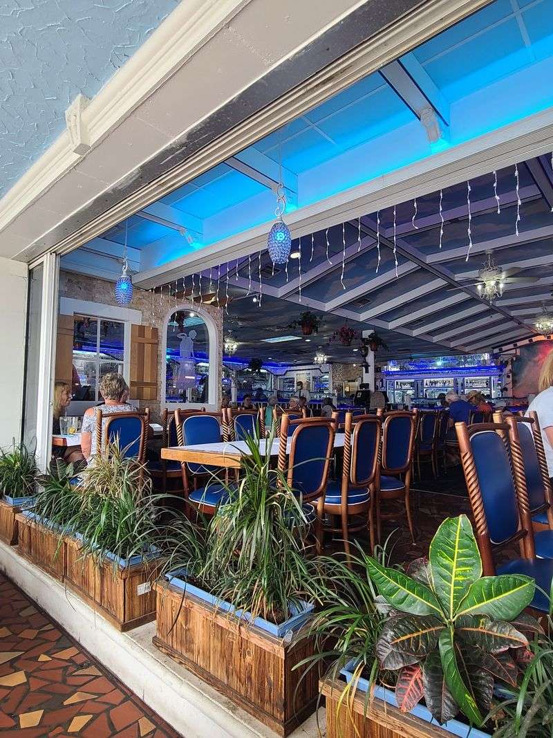 Hellas Restaurant & Bakery