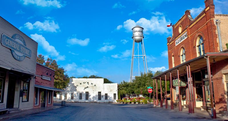 Gruene: Quaint Facade, Tourist Reality