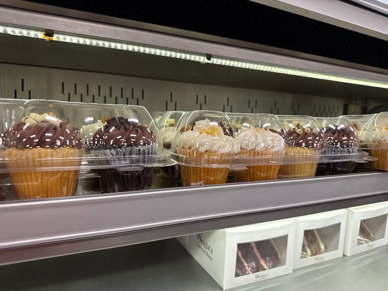 Wedding Cakes and Catering That Deliver
