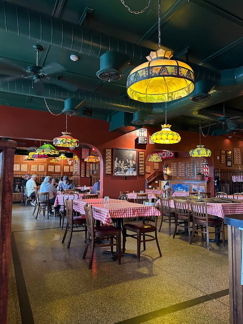 Atmosphere and Decor at the Original on Front Street