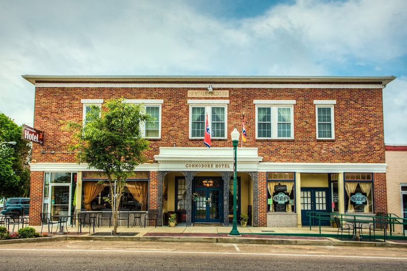 Commodore Hotel & Caf&eacute; &mdash; Linden