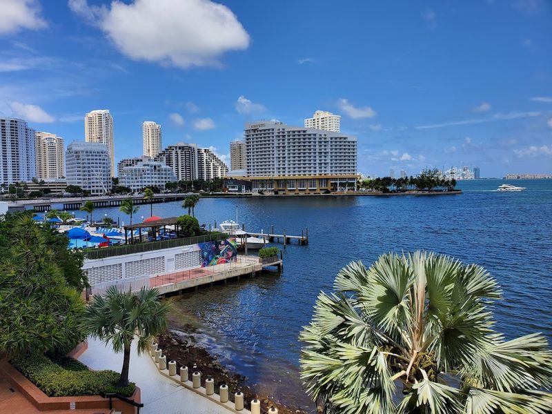 Bayside Marketplace: Waterfront Shopping and Live Entertainment