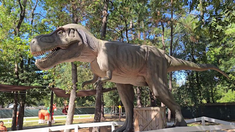 Real Animatronic Dinosaurs That Move and Roar
