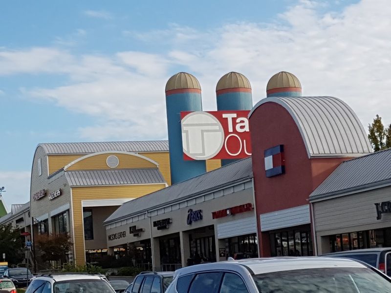 Tanger Outlets Lancaster (Lancaster)