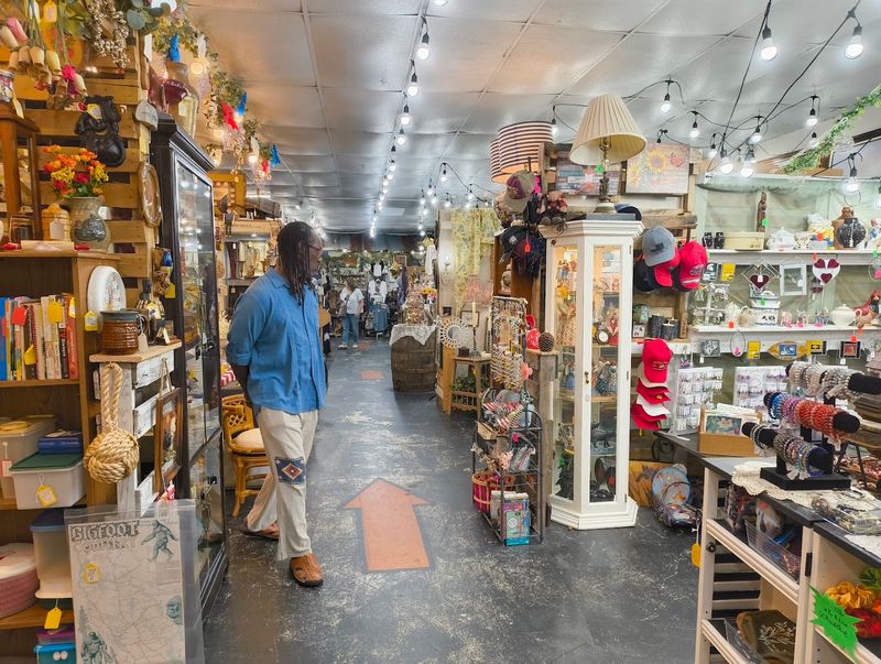 A Maze Design That Makes Shopping an Adventure