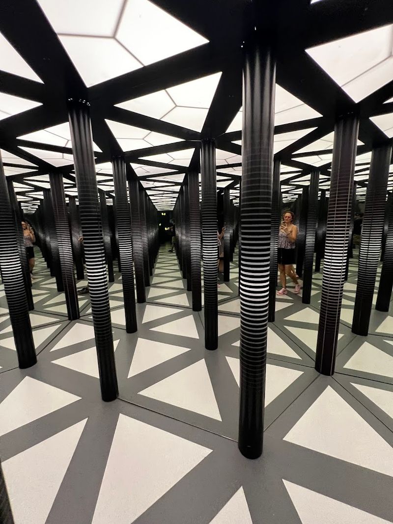 Mirror Maze - Getting Lost In Your Own Reflection