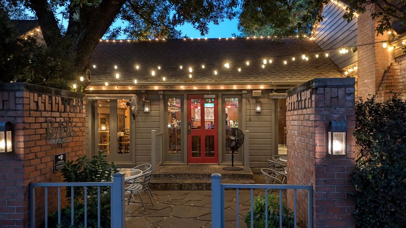 The Cottage Setting That Makes Every Meal Feel Special