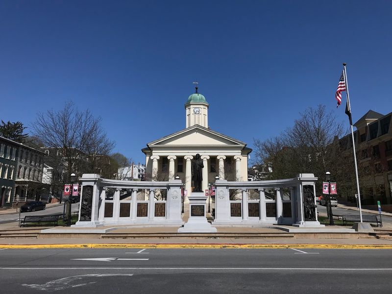 Courthouse Square and Historic Stroll