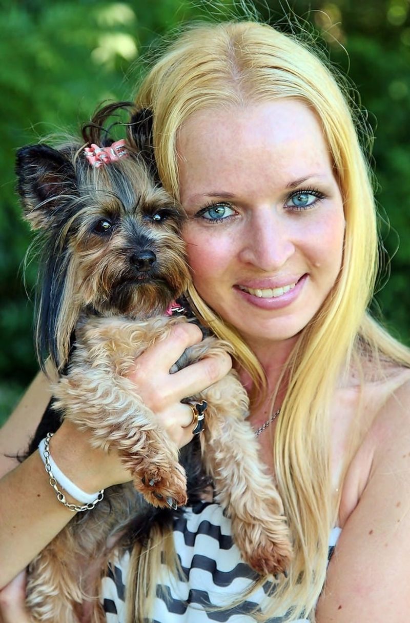 22 Everyday Human Habits That Can Stress Out Your Dog 2 Hugging too tightly