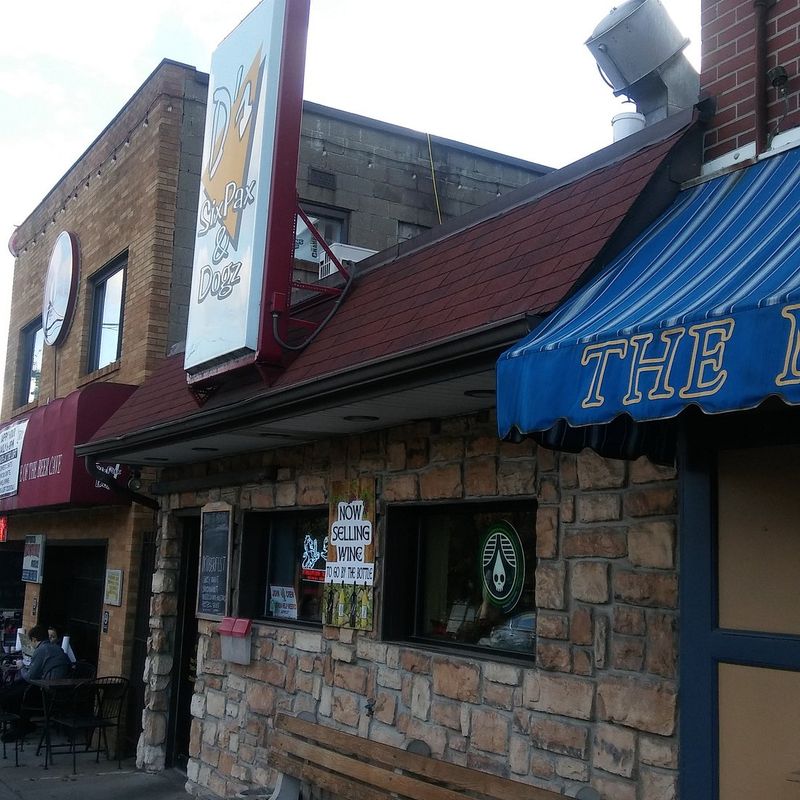 D&rsquo;s Six Pax & Dogz