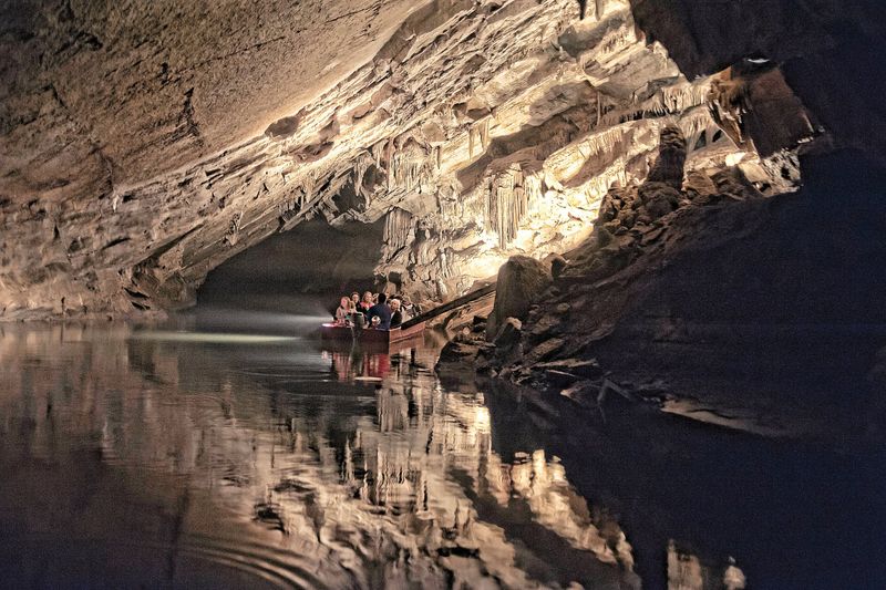 Penn&rsquo;s Cave And Wildlife Park (Centre Hall)