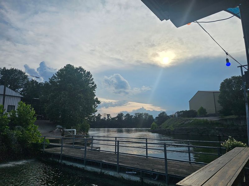 Blue Moon Waterfront Grille (Nashville)