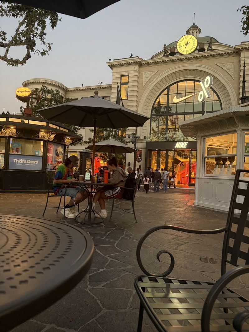 Lincoln Road Near Meridian Ave (South Beach)