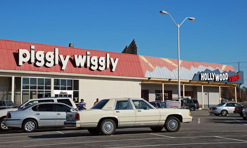 Opened the First True Self-Service Grocery Store (Memphis)