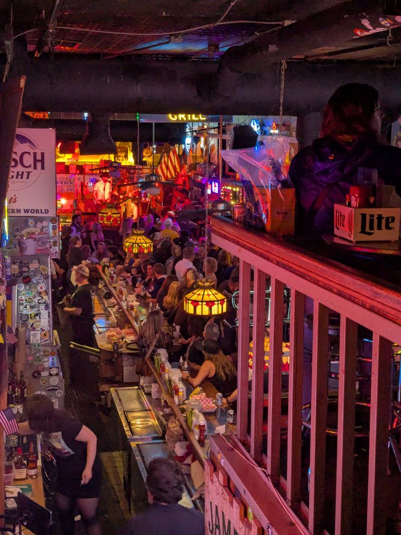 Tips for First-Timers: Ordering, Seating, and Paying