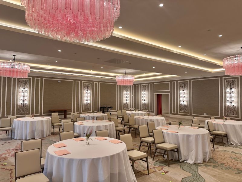 Dining Delights: From Breezy Breakfasts to Glam Nightcaps