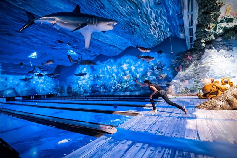 The Neon, Underwater Atmosphere