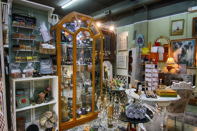 This Massive 3-Story Thrift Shop In Florida Is Packed With Vintage Gems And Priceless Antiques