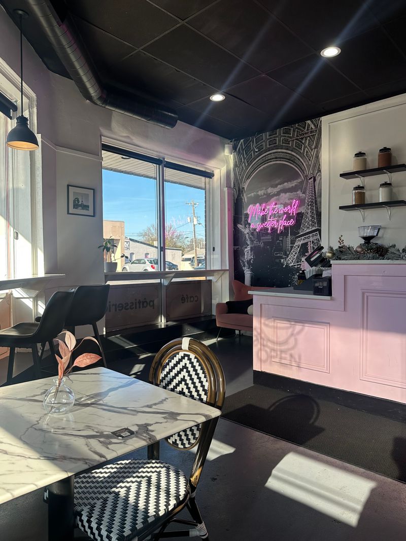 Viva La Fresa Bakery & Cafe