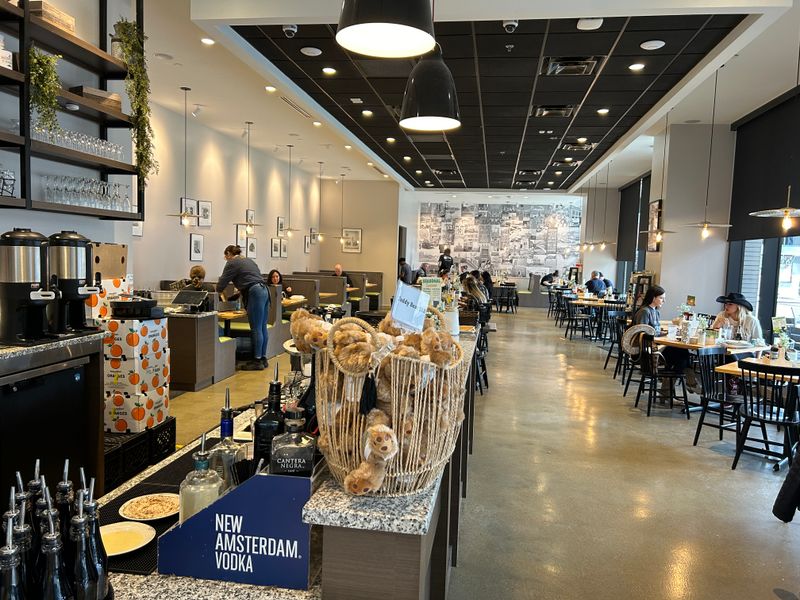 Ambiance: Modern Diner Comfort