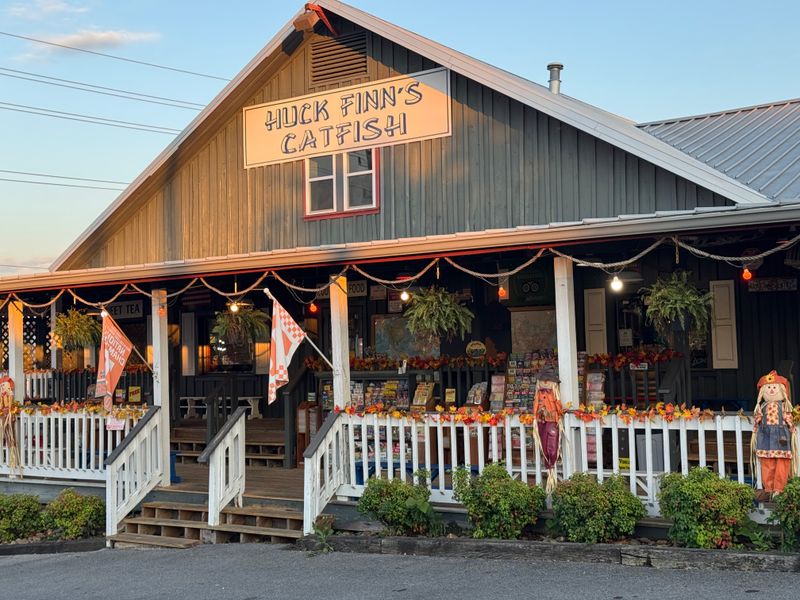 Huck Finn's Catfish (Pigeon Forge)