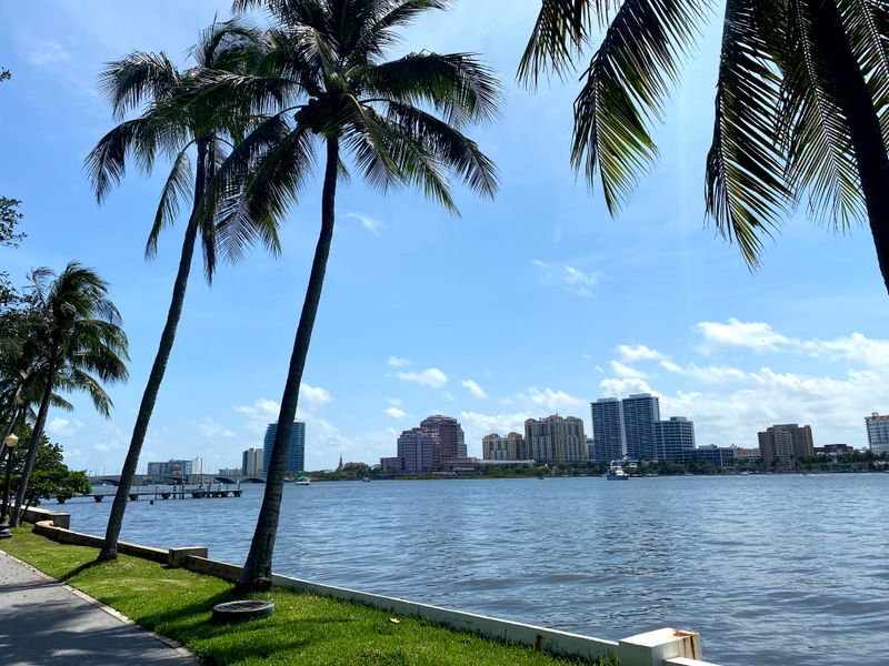 Palm Beach Lake Trail by the Marina (Palm Beach)