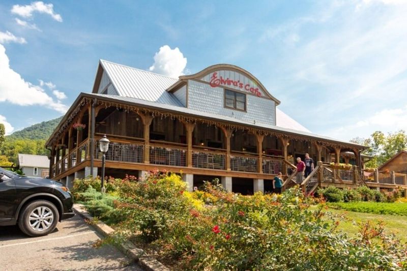 A Cozy Log Cabin Setting in the Heart of Tennessee