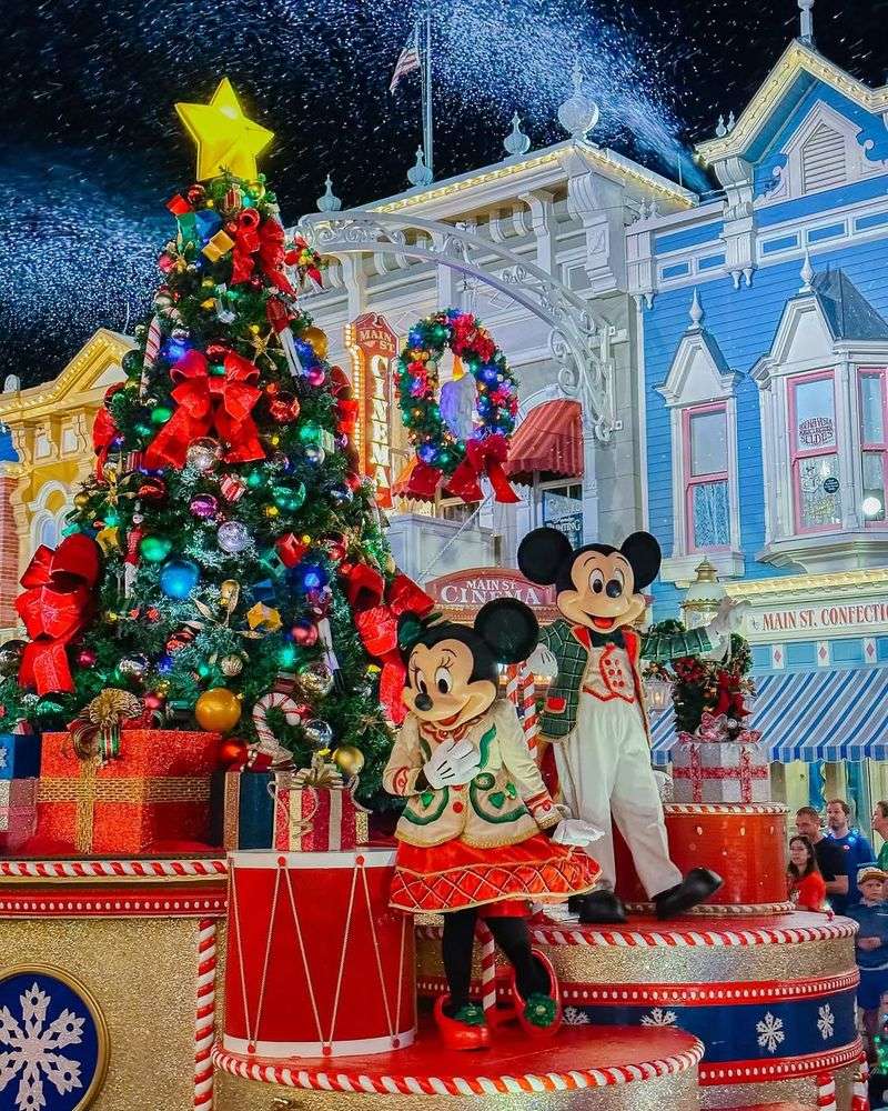 Magic Kingdom’s Holiday Decor & Mickey's Very Merry Christmas Party