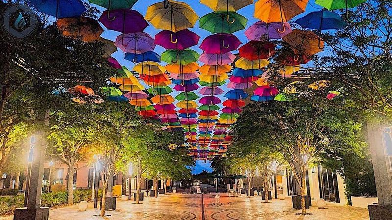 Giralda Plaza (for shopping breaks + nearby strolling)