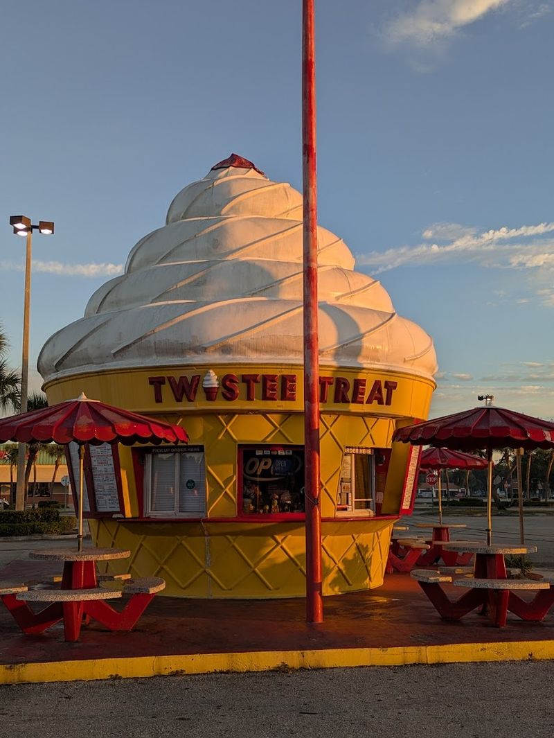 Pet Friendly Patio And Easy Parking