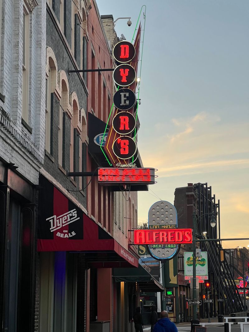 Welcome to Dyer's Burgers, One of Memphis's Most Infamous Food Legends