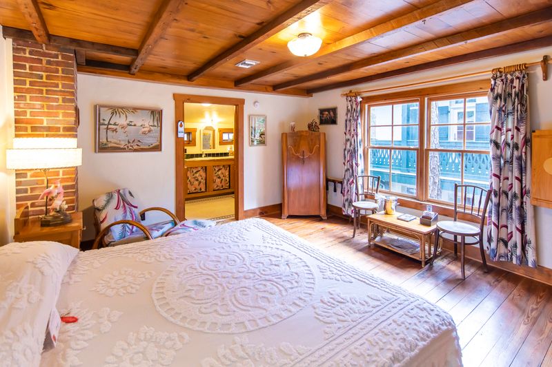 Hibiscus Coffee & Guesthouse (Freeport)