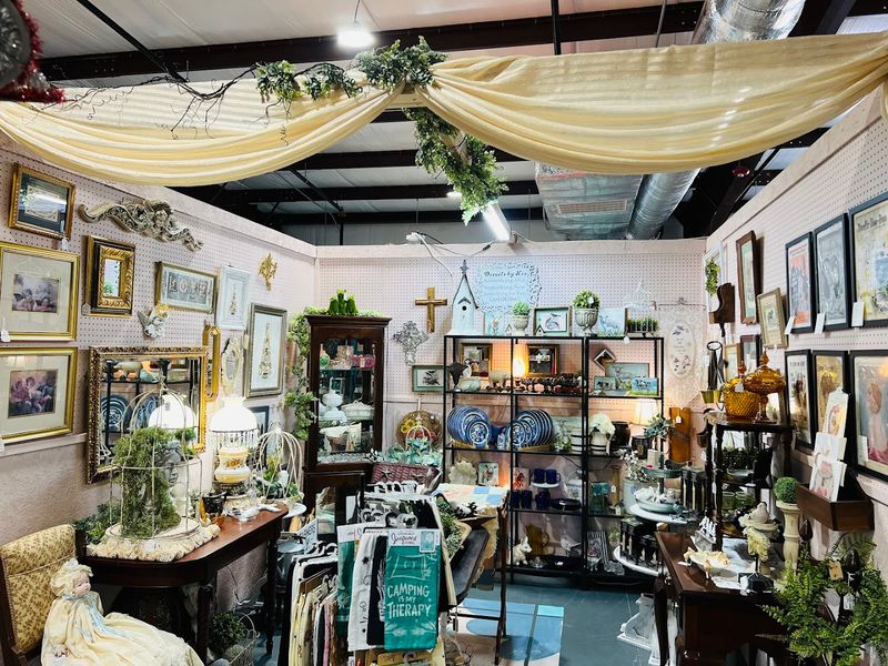 Ms. Rhonda's Antiques and More (Greenbrier)