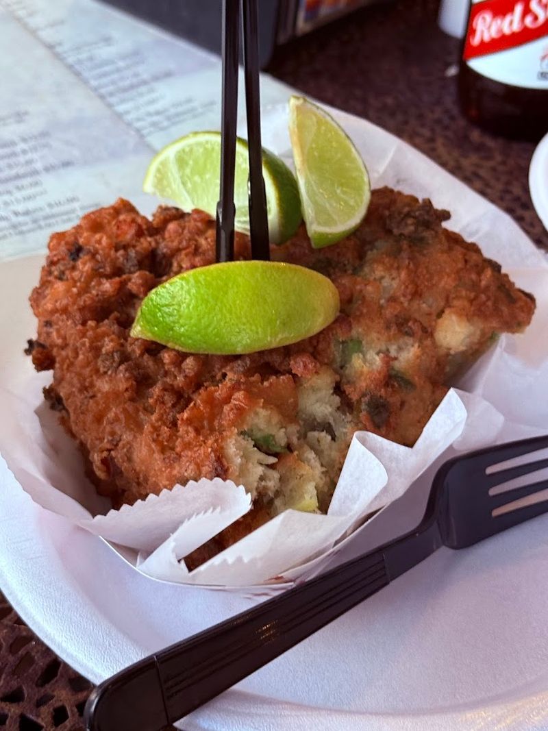 There’s A Funky Dive Bar In Florida With Seafood That’s Absolutely Worth The Trip