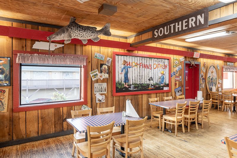 Huck Finn's Catfish &ndash; Pigeon Forge