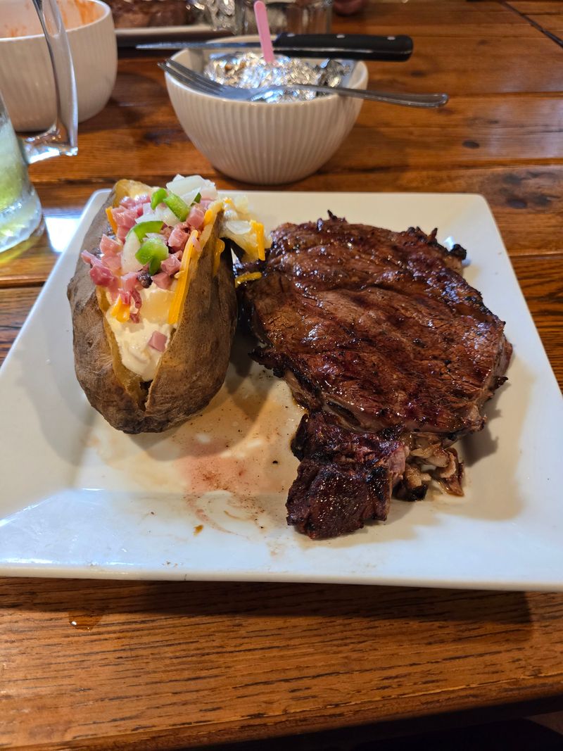 The River Grill (Byrdstown)