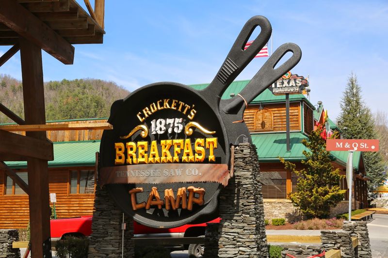 Crockett's Breakfast Camp – Gatlinburg