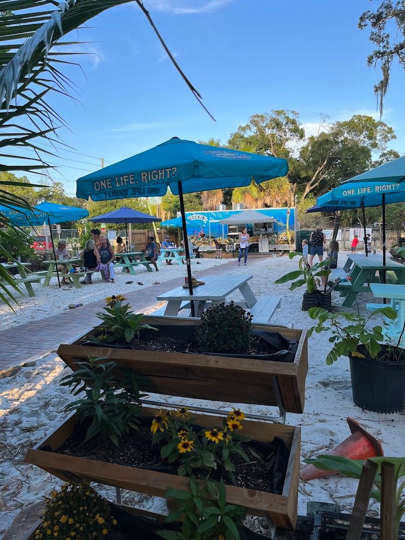 Seafood Market + Outdoor Café: Two Experiences in One