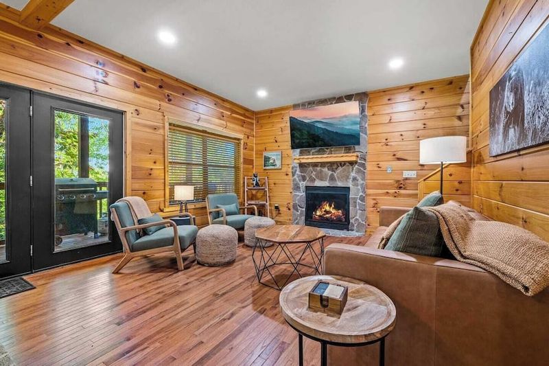 Gatlinburg or Pigeon Forge cabin night