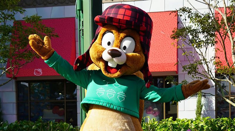 Meet Earl the Squirrel (Universal Orlando’s Holiday Icon)