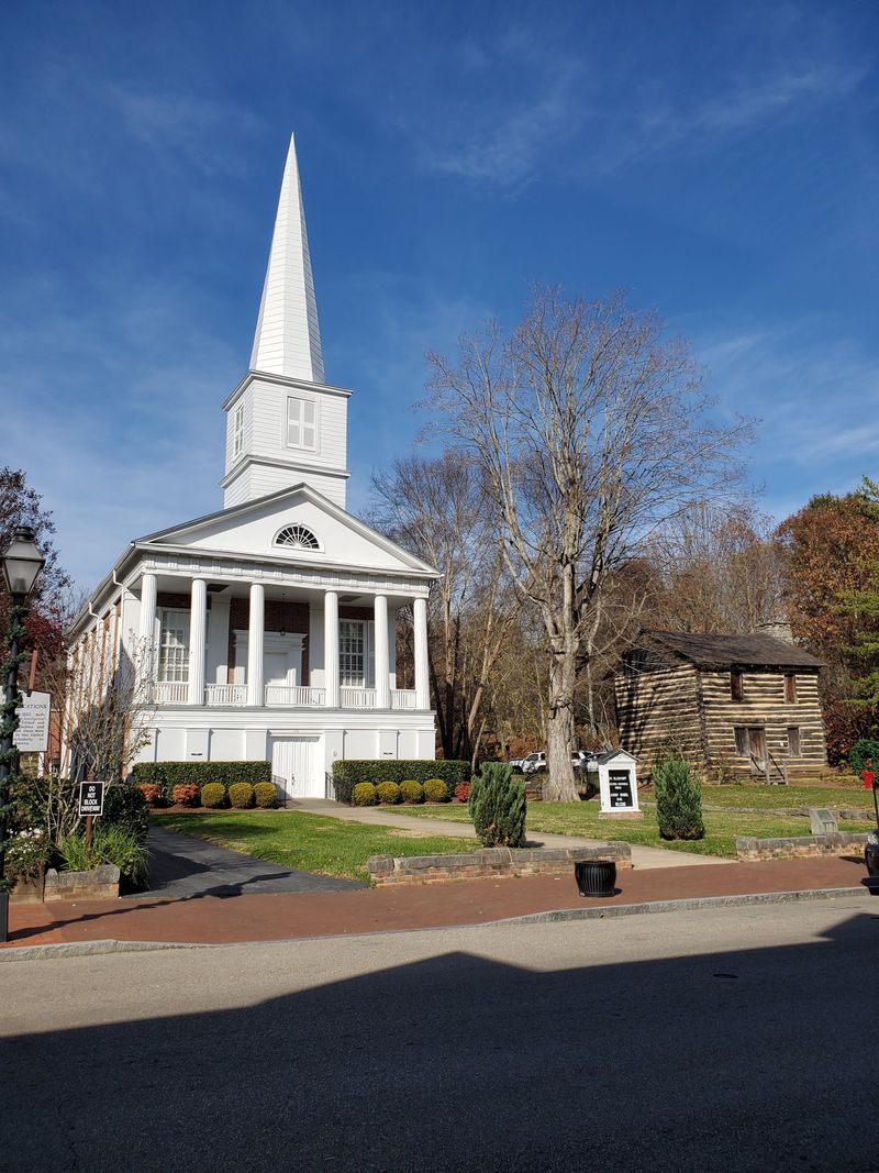 Small-Town Charm With Everyday Essentials Close By