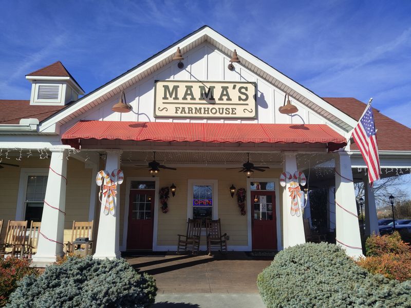 Mama's Farmhouse – Pigeon Forge