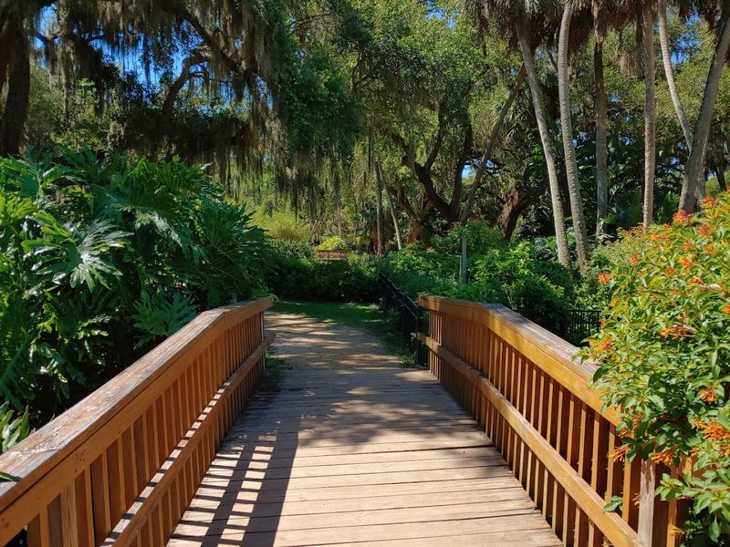 Easy walking routes that show off the park fast