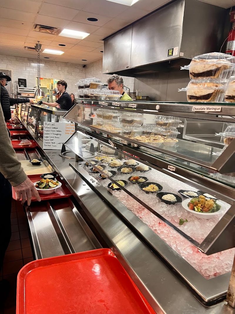 The Cafeteria Line Experience That Locals Have Loved for Decades