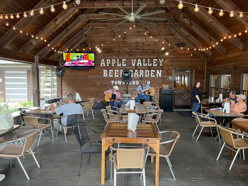 Apple Valley Mountain Village & Cafe — Townsend