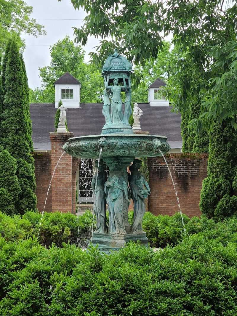 Falcon Rest Mansion & Gardens &mdash; McMinnville