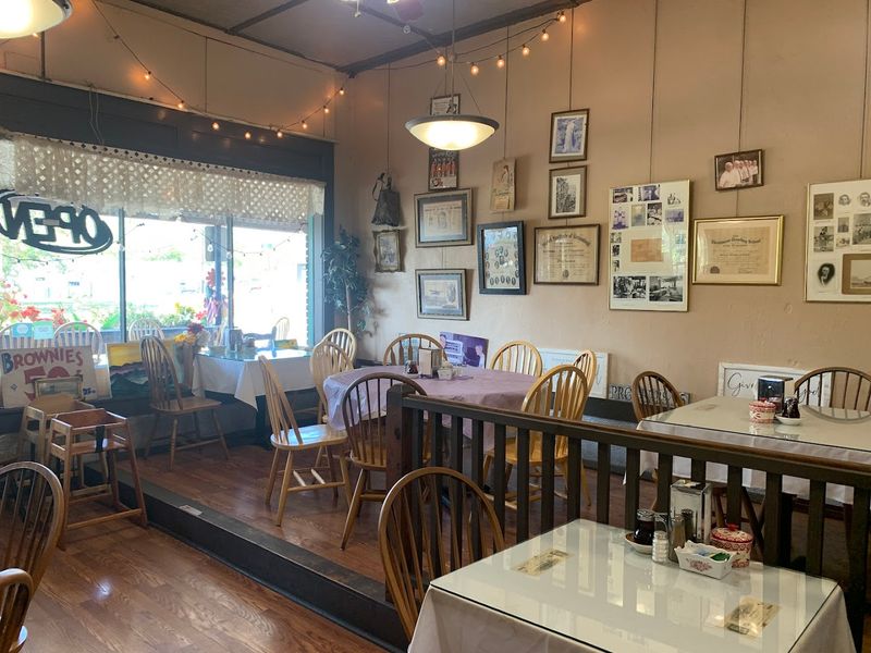 Dutch Maid Bakery & Cafe &mdash; Tracy City