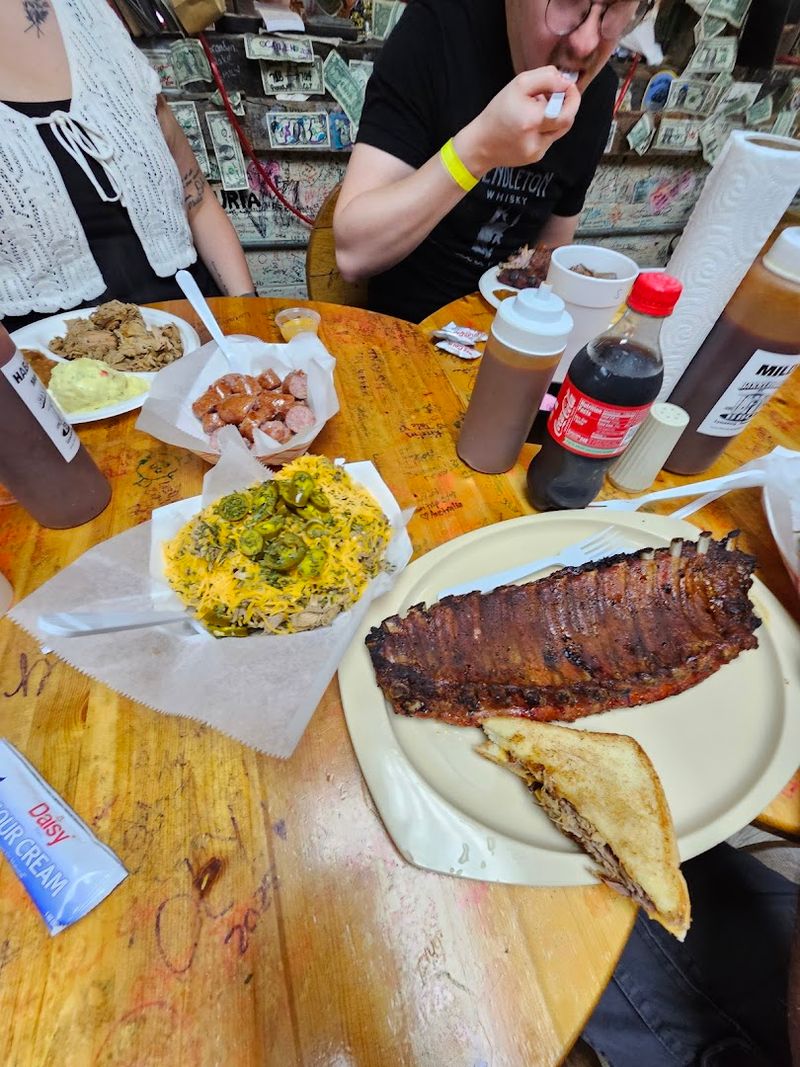 The Down-Home Atmosphere That Makes Every Bite Taste Better