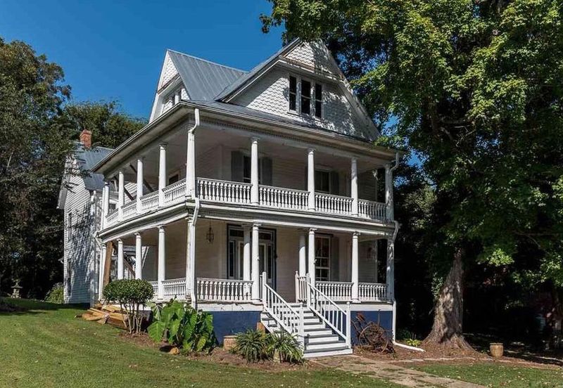 13 Timeless Exterior Designs Inspired By Durham's Historic Neighborhoods - Decor Hint Multi-Pane Double-Hung Windows